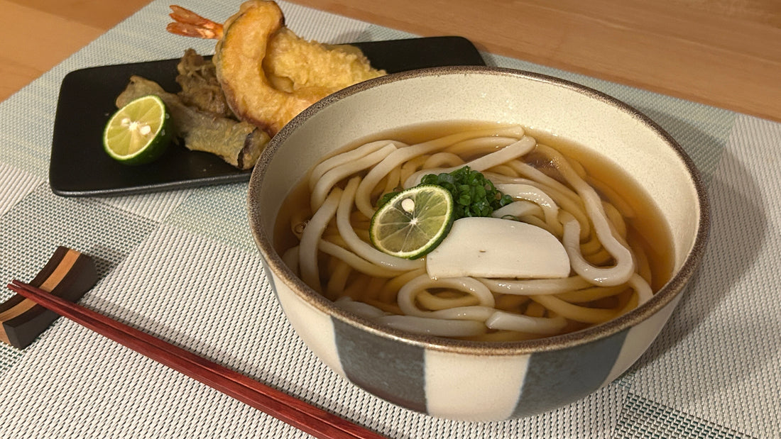 料理研究家がかけうどんのトッピングを豪華に!たっぷりの柑橘や、天ぷらなどおすすめ具材を紹介