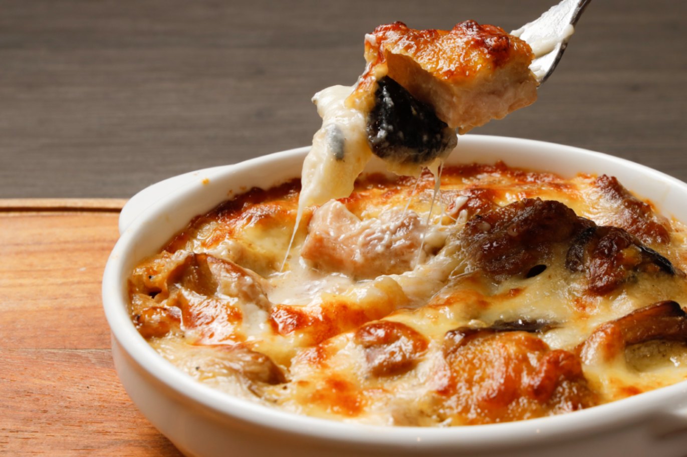 俺のイタリアン ポルチーニとチキンのグラタン