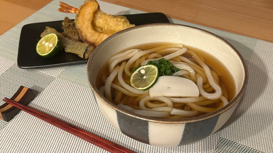 料理研究家がかけうどんのトッピングを豪華に！たっぷりの柑橘や、天ぷらなどおすすめ具材を紹介